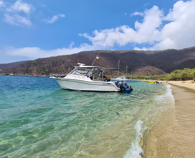 yacht in bahia concha santa marta tayrona national park