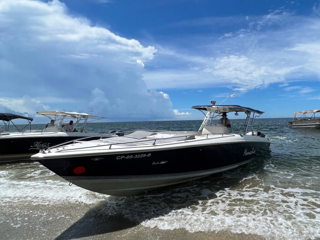 Foto de la lancha mamachica en playa cristal Santa Marta